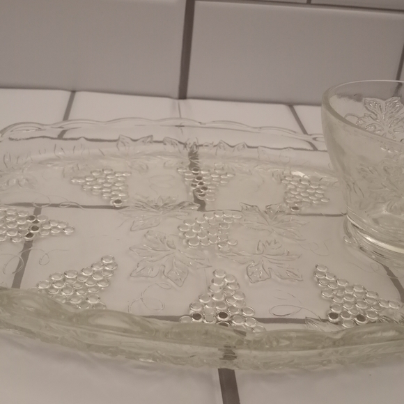 Vintage Anchor Hocking Snack Set Grapes & Leaves 8 pc cup&plate in original box - Picture 3 of 8